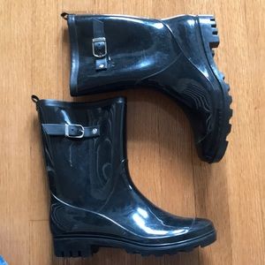 black rain boots